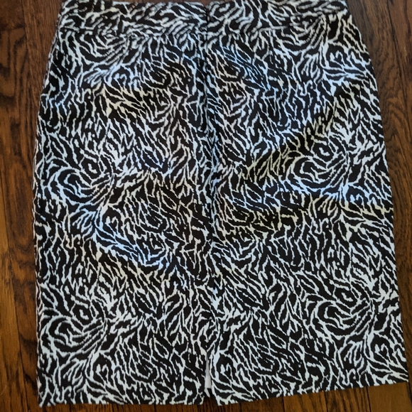 EUC Loft dark brown and white abstract print pencil skirt - Picture 4 of 8